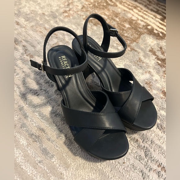 Kenneth Cole Reaction Black Platform Sandals - Picture 1 of 4